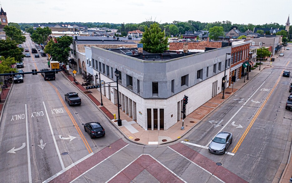 105 E Wisconsin Ave, Oconomowoc, WI for sale - Building Photo - Image 1 of 10