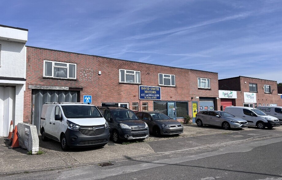 21-23 Telford Rd, Wimborne à vendre - Photo du bâtiment - Image 2 de 10