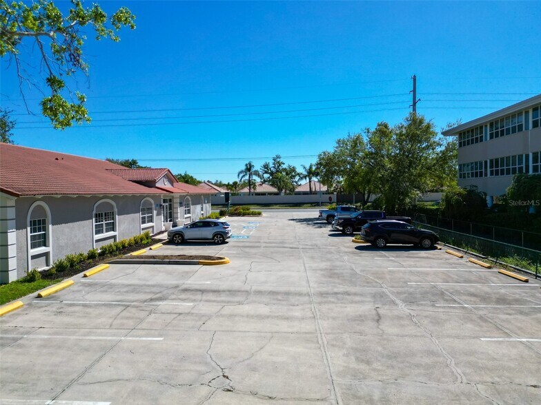 7100 S Beneva Rd, Sarasota, FL à louer - Photo du bâtiment - Image 3 de 35