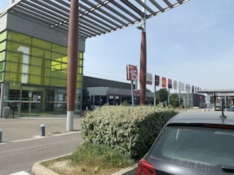 Retail in Avignon for sale - Building Photo - Image 2 of 6