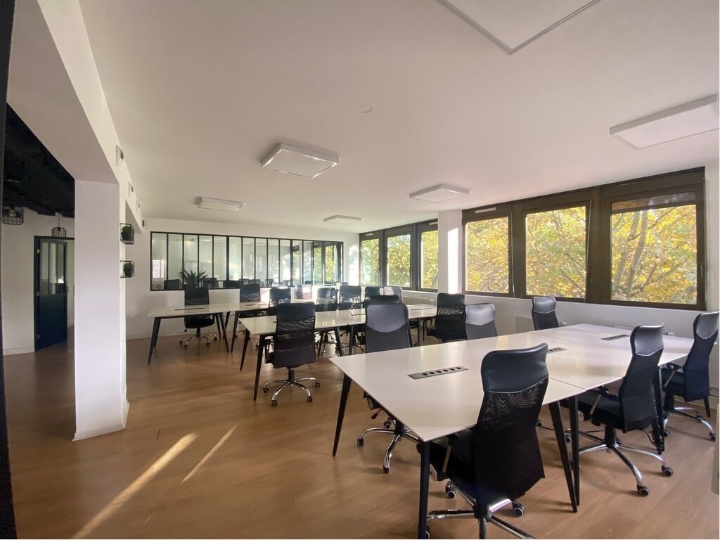 Office in Paris for lease Interior Photo- Image 1 of 12