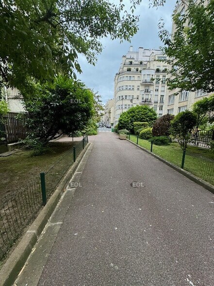 Multifamily in Paris for sale - Building Photo - Image 2 of 6