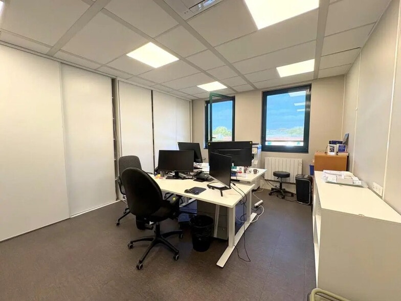 Office in Saint-Germain-en-Laye for lease - Interior Photo - Image 2 of 13