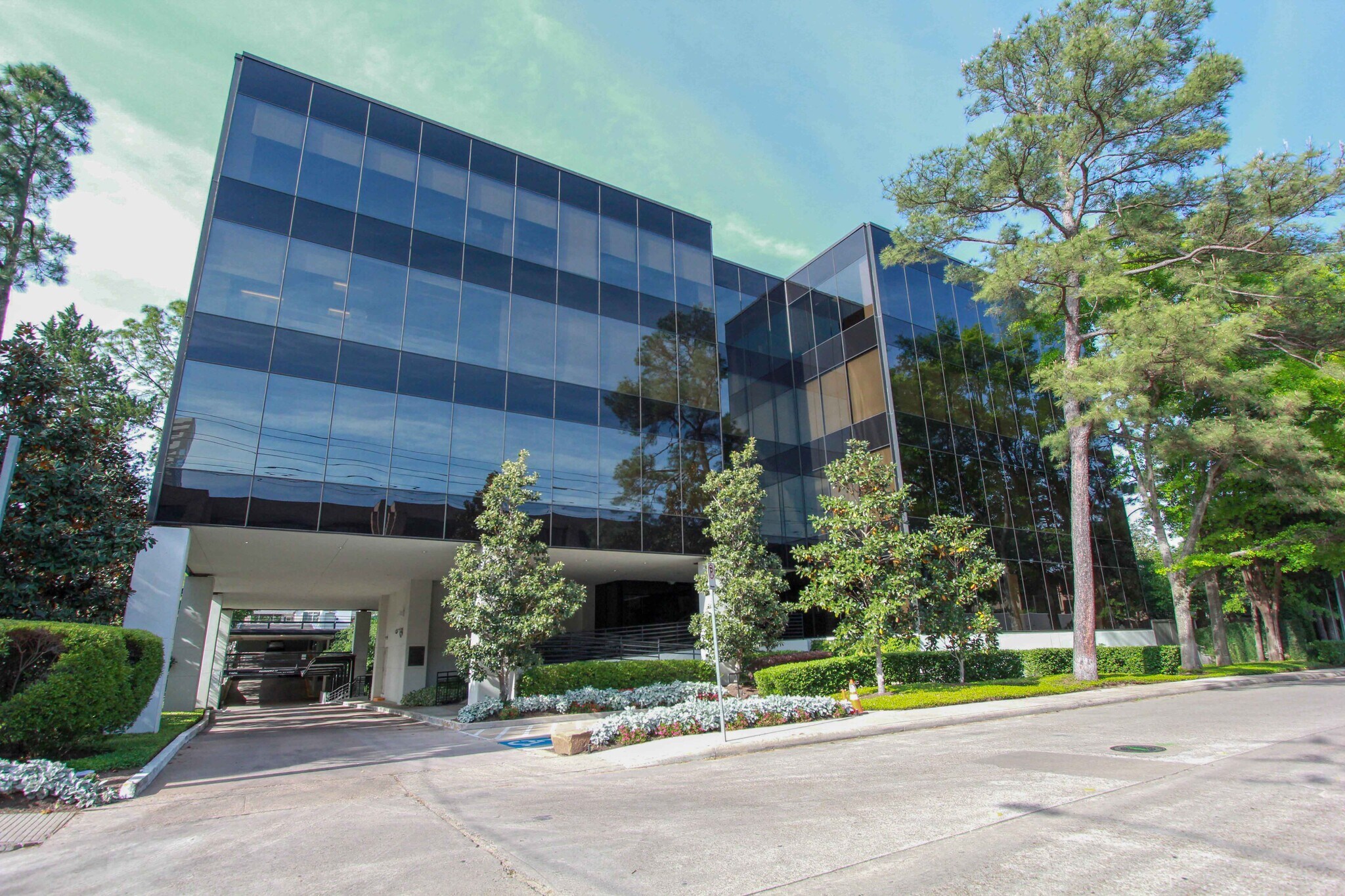 17 S Briar Hollow Ln, Houston, TX à louer Photo du bâtiment- Image 1 de 11