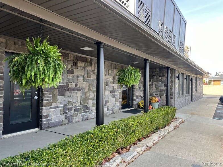 25630 Little Mack Ave, Saint Clair Shores, MI for lease - Building Photo - Image 3 of 7