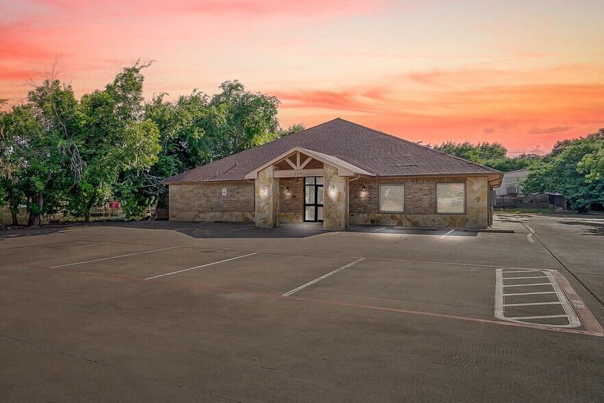 905 Roberts Cut Off Rd, River Oaks, TX à vendre - Photo du bâtiment - Image 1 de 38