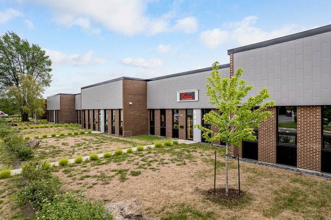 Plus de détails pour 640-652 Boul Guimond, Longueuil, QC - Industriel à vendre