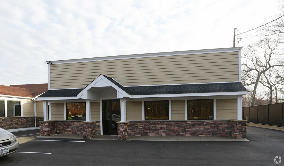 1101 Waverly Ave, Farmingville, NY for lease - Building Photo - Image 3 of 3