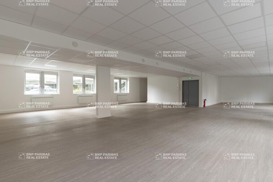 7 Rue Jean Mermoz, Versailles for lease - Interior Photo - Image 3 of 11