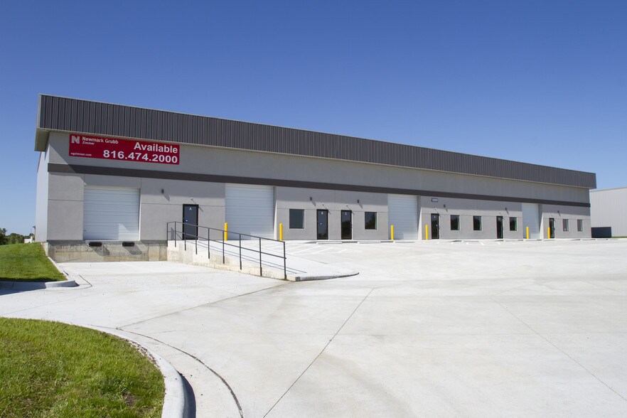 10909 Industrial Cir, Peculiar, MO à louer - Photo du bâtiment - Image 2 de 4