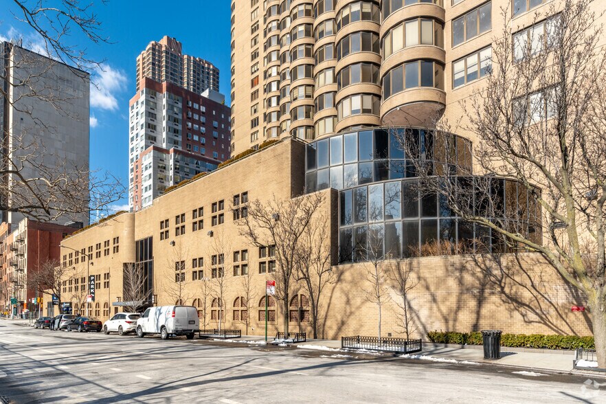 345 E 37th St, New York, NY à louer - Photo du bâtiment - Image 3 de 7