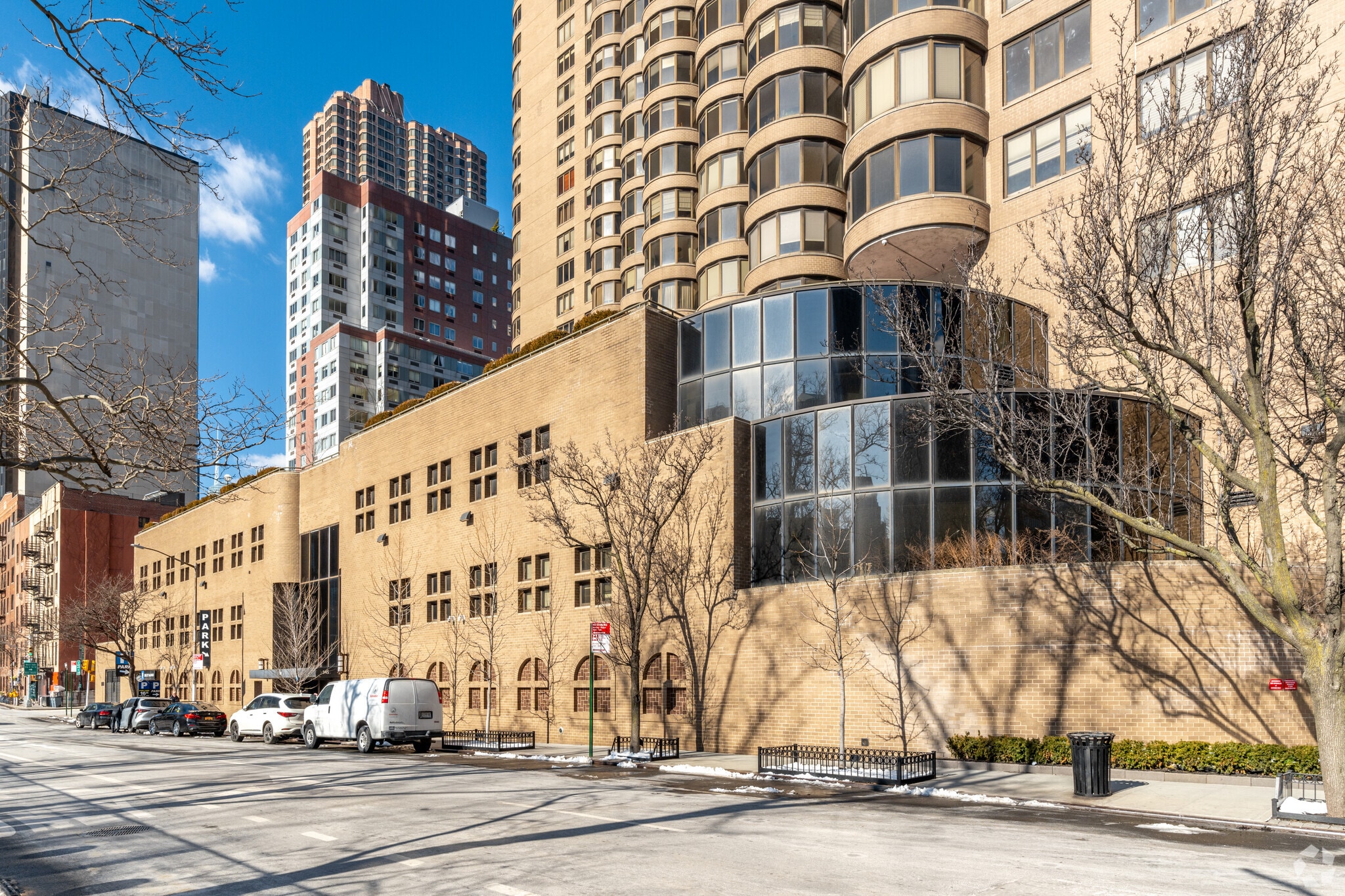 345 E 37th St, New York, NY à vendre Photo du bâtiment- Image 1 de 14