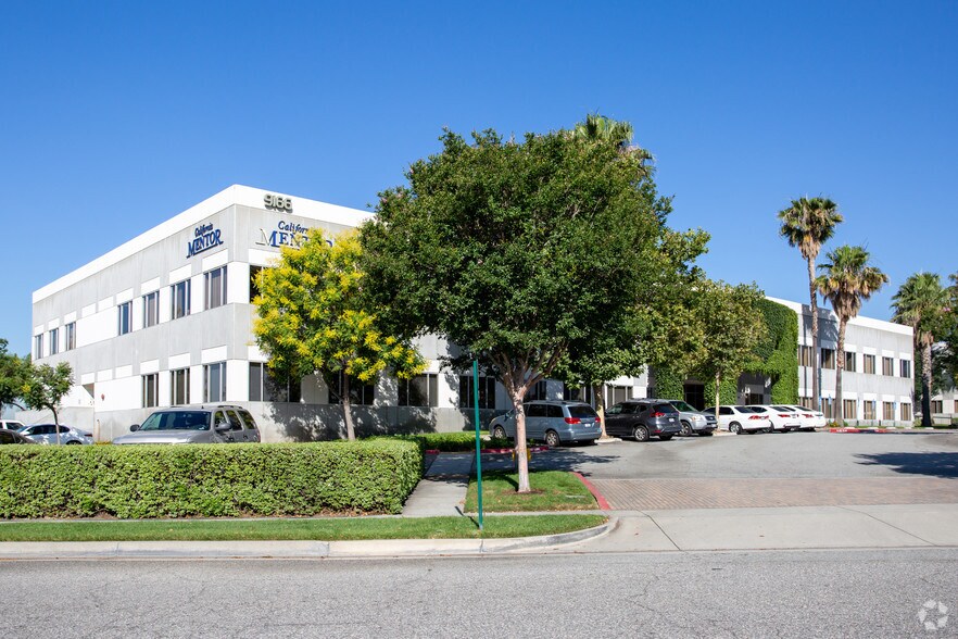 9166 Anaheim Pl, Rancho Cucamonga, CA à louer - Photo du bâtiment - Image 2 de 8