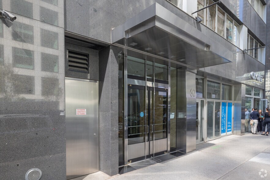 60 E 56th St, New York, NY à louer - Photo du bâtiment - Image 1 de 18