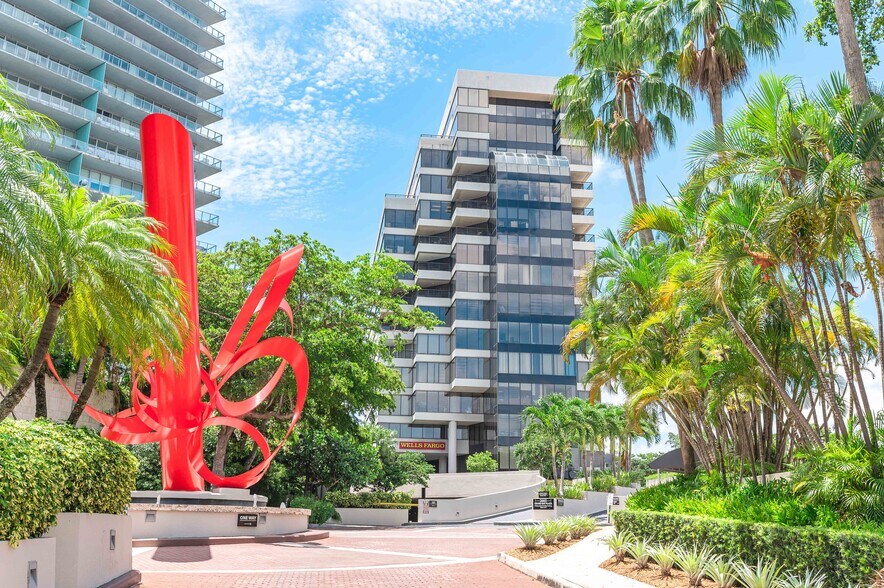 2665 S Bayshore Dr, Coconut Grove, FL à louer - Photo du bâtiment - Image 2 de 8