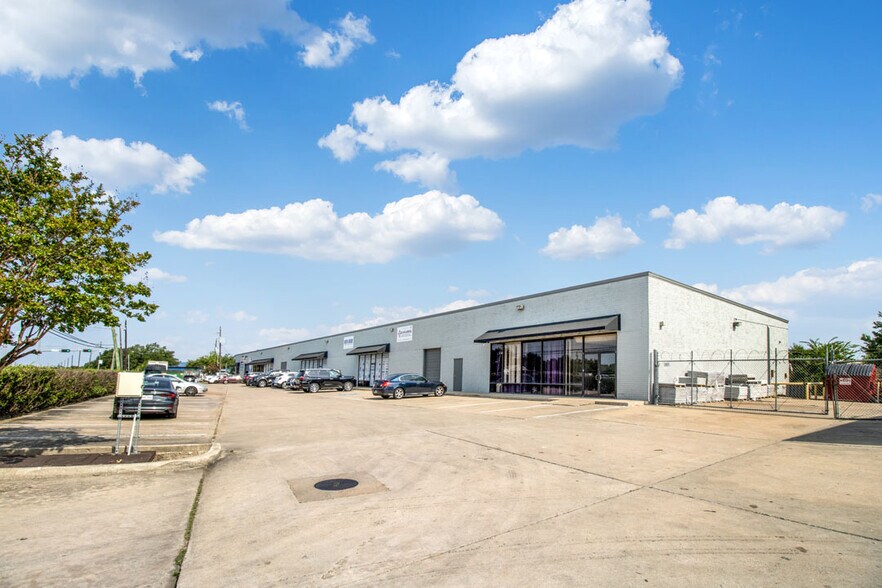 5956 Berry Brook Dr, Houston, TX à louer - Photo du bâtiment - Image 2 de 7