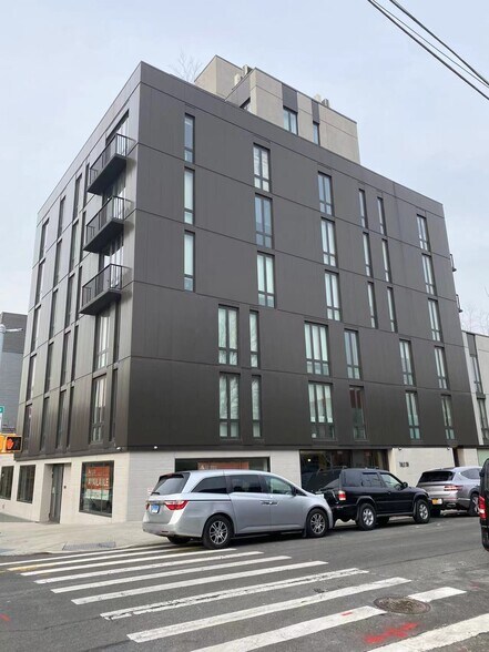 25-11 38th Ave, Long Island City, NY à louer - Photo du bâtiment - Image 3 de 6