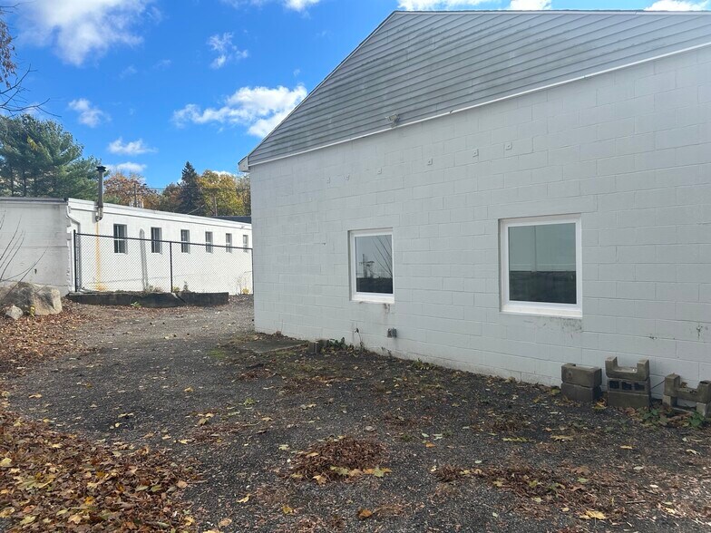 377 Washington St, West Warwick, RI à vendre - Photo du bâtiment - Image 2 de 11