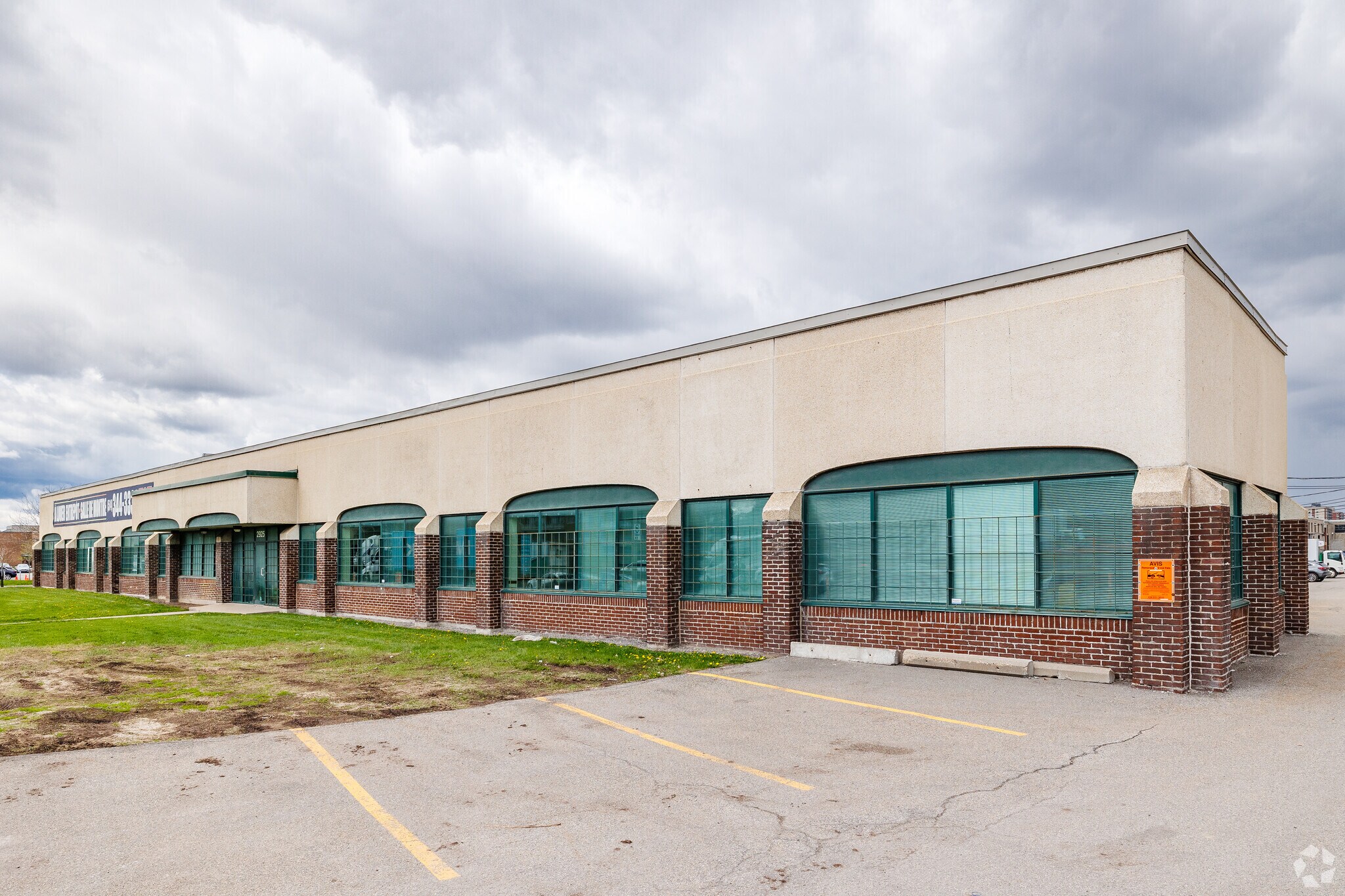 15-135 Blvd Montpellier, Montréal, QC for lease Primary Photo- Image 1 of 5