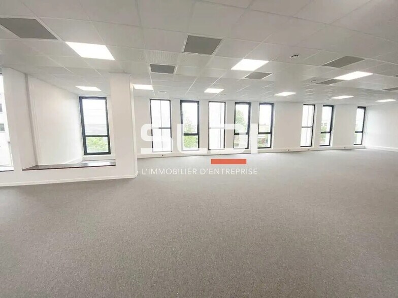 Office in Villeurbanne for lease - Interior Photo - Image 1 of 7