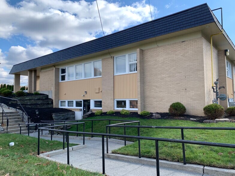 239 E Brown St, East Stroudsburg, PA à louer - Photo du bâtiment - Image 2 de 13