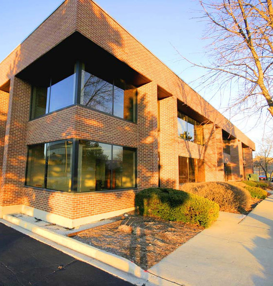 636 Remington Rd, Schaumburg, IL for lease - Building Photo - Image 1 of 12