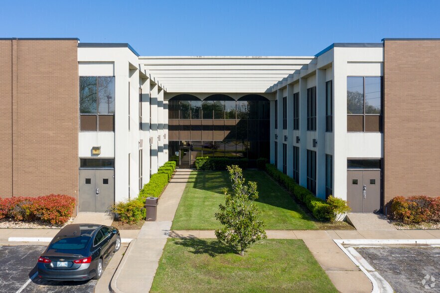 3840 S 103rd East Ave, Tulsa, OK à louer - Photo du bâtiment - Image 2 de 5