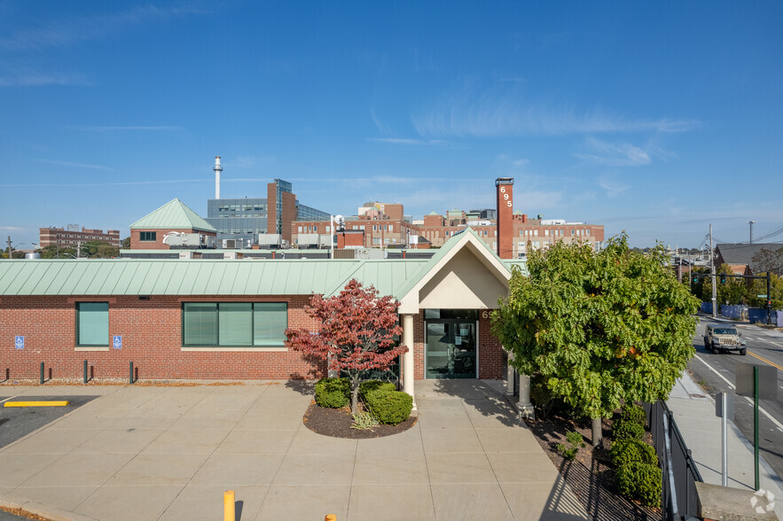 695 Eddy St, Providence, RI à vendre - Photo principale - Image 1 de 1