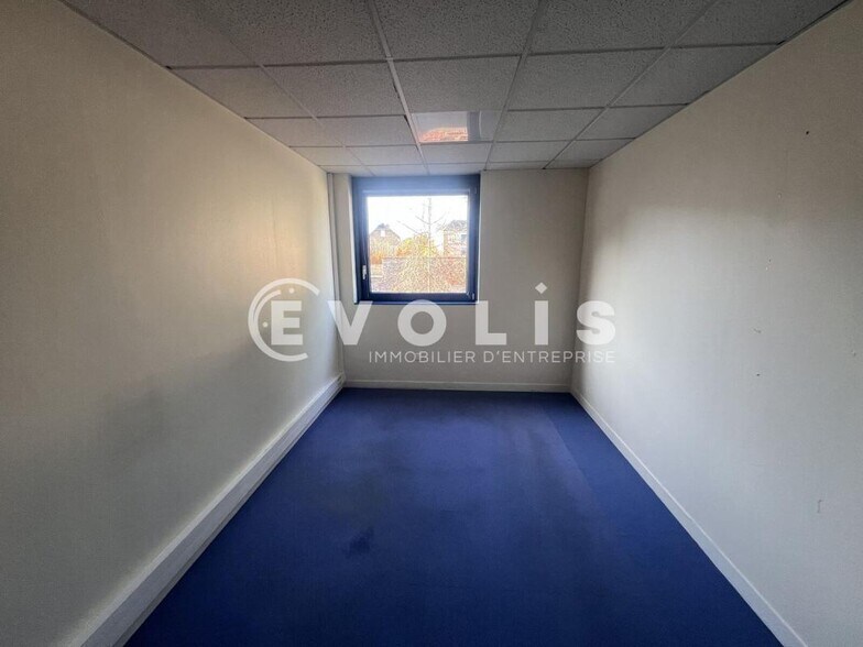 Industrial in Melun for lease - Building Photo - Image 2 of 7