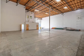 28875 Industry Dr, Valencia, CA à louer Photo intérieure- Image 2 de 21