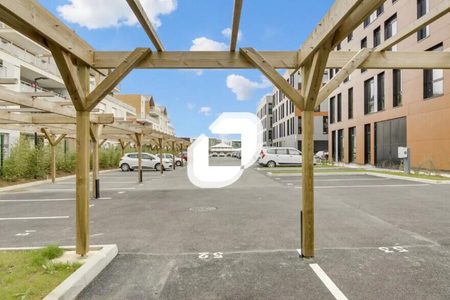 Office in Lieusaint for lease - Building Photo - Image 2 of 6