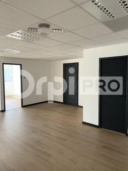 Office in Le Haillan for sale - Building Photo - Image 3 of 10