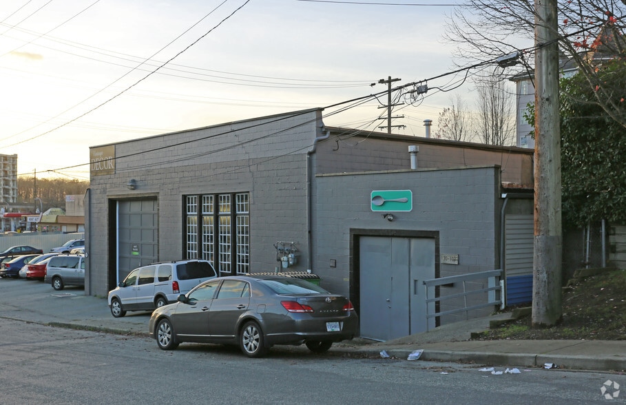 131 11th St, New Westminster, BC à louer - Photo du bâtiment - Image 2 de 4
