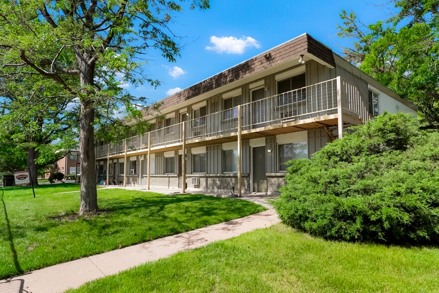 Redwood and Copperwood Apartments portfolio of 2 properties for sale on LoopNet.ca - Primary Photo - Image 1 of 15