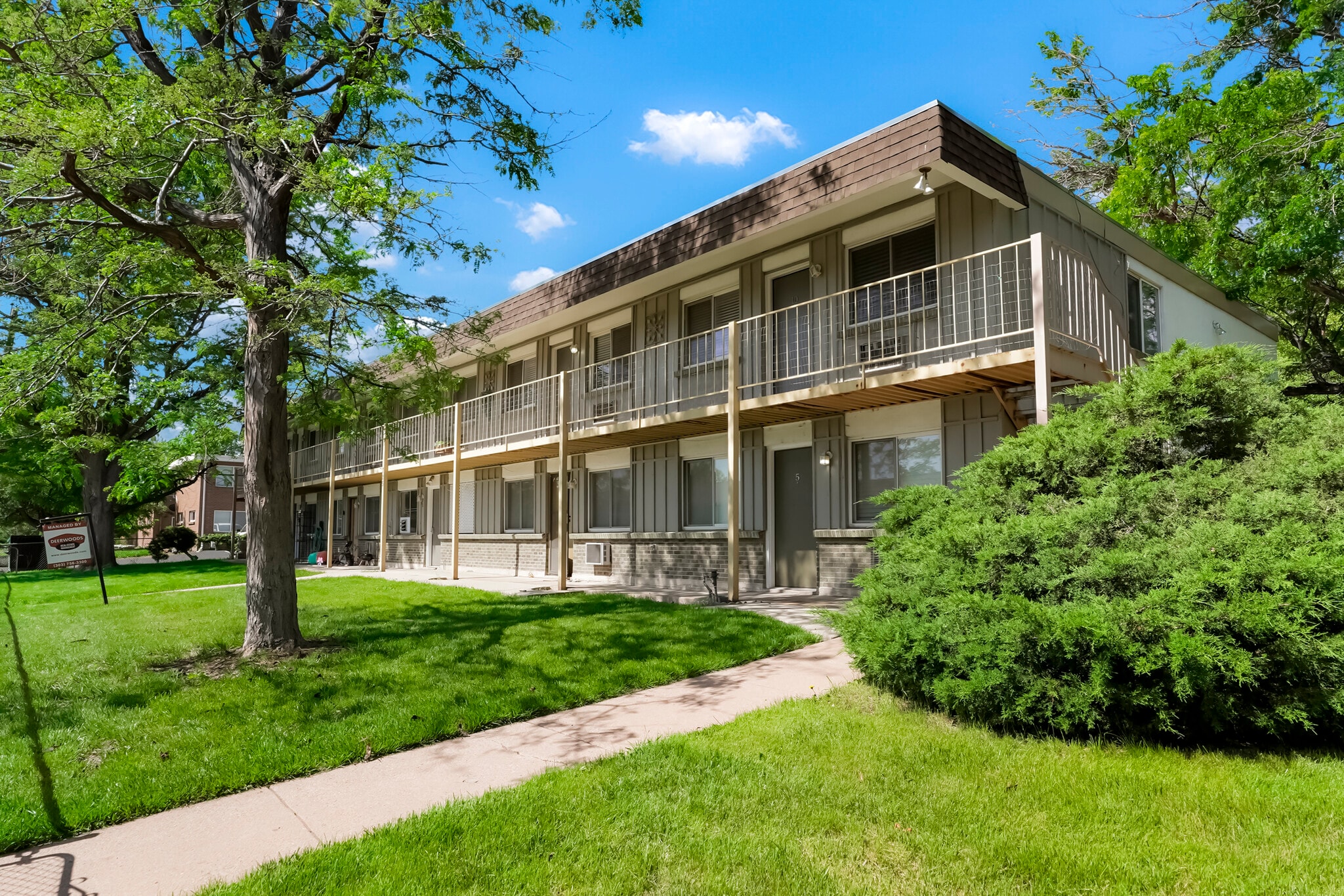 Redwood and Copperwood Apartments portfolio of 2 properties for sale on LoopNet.ca Primary Photo- Image 1 of 16