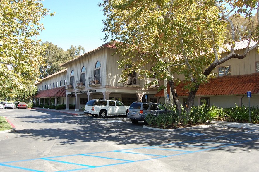 26302 La Paz Rd, Mission Viejo, CA à louer - Photo du bâtiment - Image 1 de 8