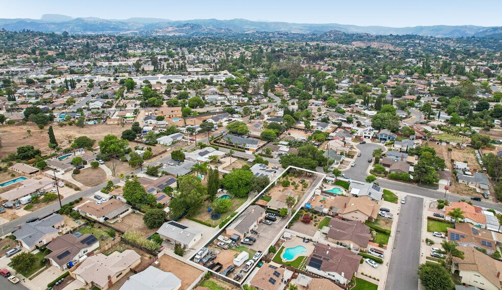 1935 Miller Ave, Escondido, CA à vendre - Photo du bâtiment - Image 3 de 4