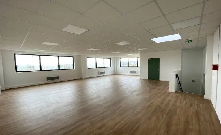 Local d'activités dans Persan à vendre - Photo du bâtiment - Image 2 de 8