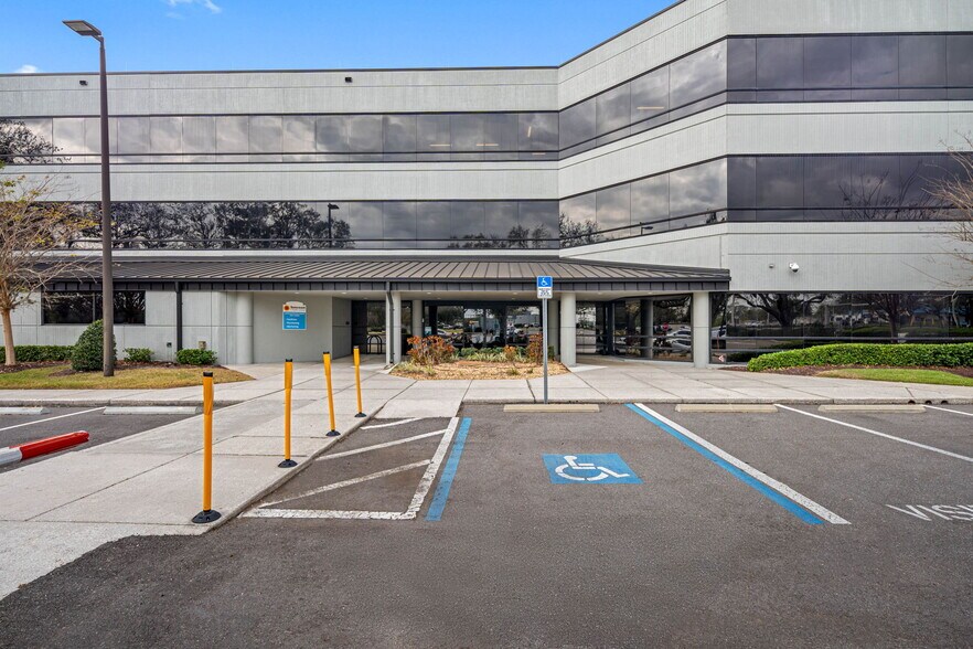 6801 E Hillsborough Ave, Tampa, FL à vendre - Photo du bâtiment - Image 1 de 126