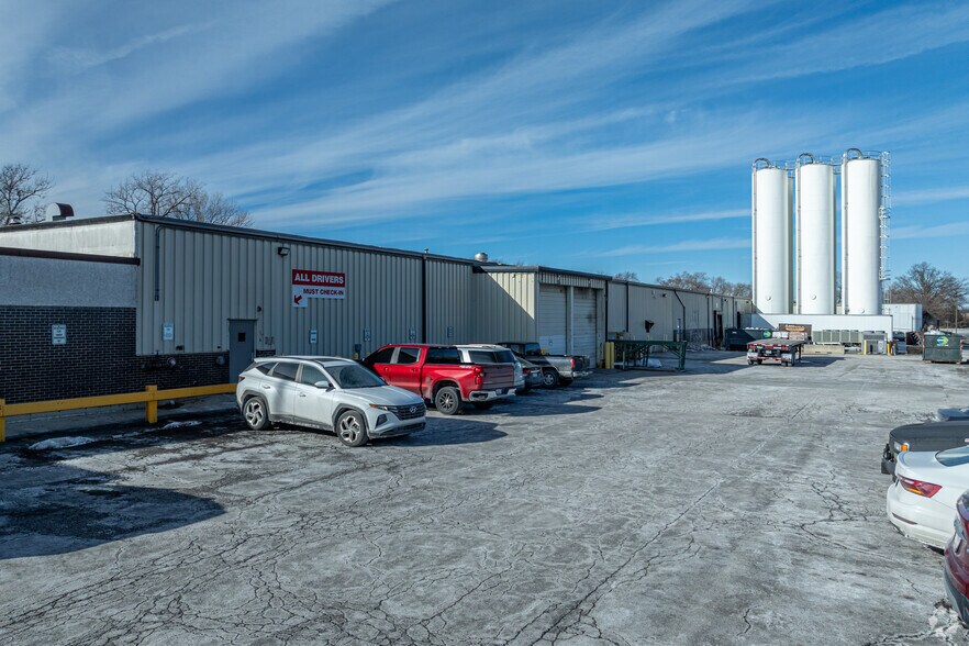 1001 N Sullivan Rd, Aurora, IL for sale - Building Photo - Image 2 of 5