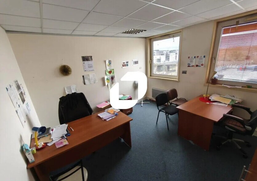 Office in Bondy for lease - Interior Photo - Image 2 of 4
