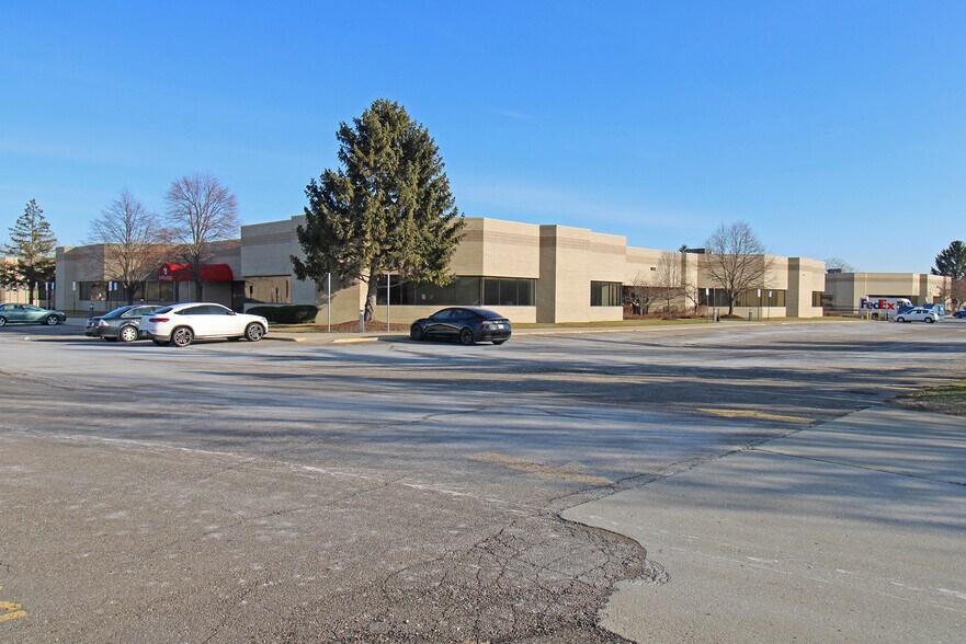 31572 Industrial Rd, Livonia, MI à louer - Photo du bâtiment - Image 1 de 39
