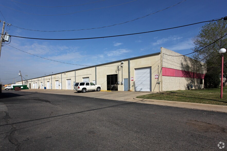2400-2426 Arbuckle Ct, Dallas, TX à louer - Photo du bâtiment - Image 2 de 3