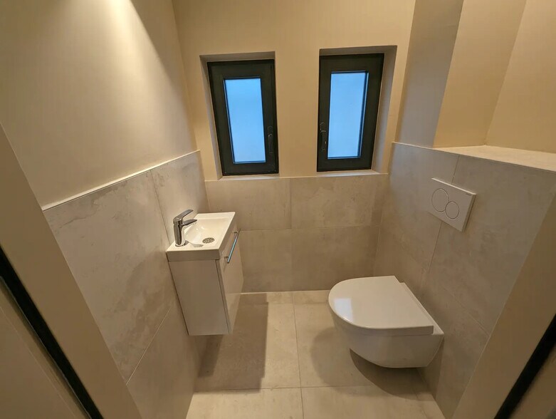 Flex in Pessac for lease - Interior Photo - Image 3 of 5