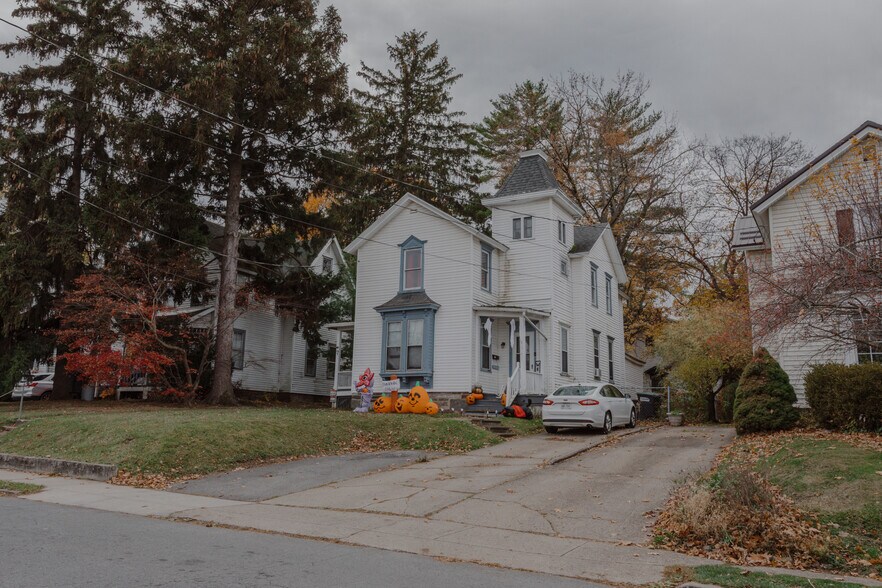 72 Madison St, Geneva, NY à vendre - Photo principale - Image 1 de 1