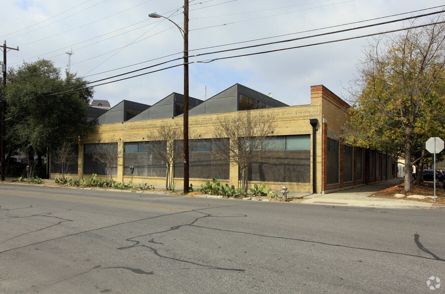 311-321 Sixth St, San Antonio, TX for lease - Building Photo - Image 3 of 16