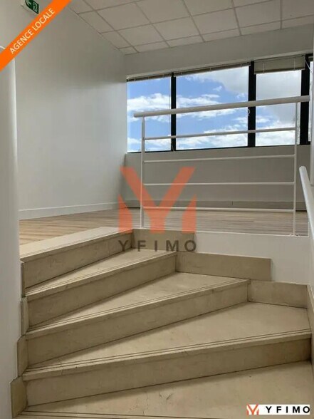 Office in Poissy for lease - Interior Photo - Image 2 of 5