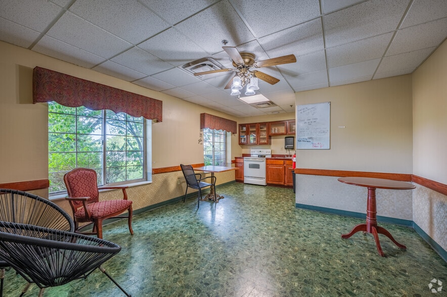 200 Tandem Village Rd, Canonsburg, PA for sale - Interior Photo - Image 2 of 18