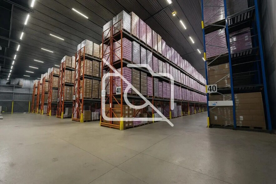 Industrial in Meaux for sale - Primary Photo - Image 1 of 3