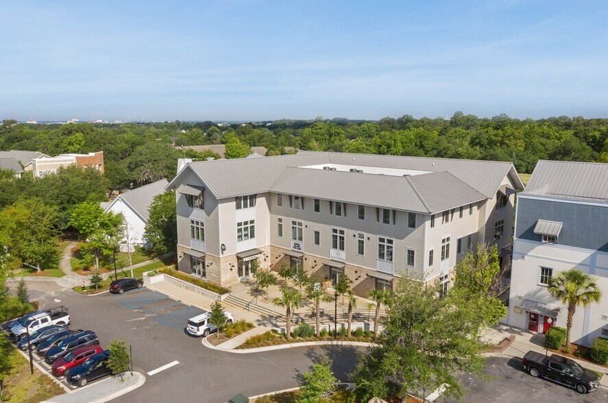 297 Seven Farms Dr, Charleston, SC à vendre - Photo du bâtiment - Image 2 de 10